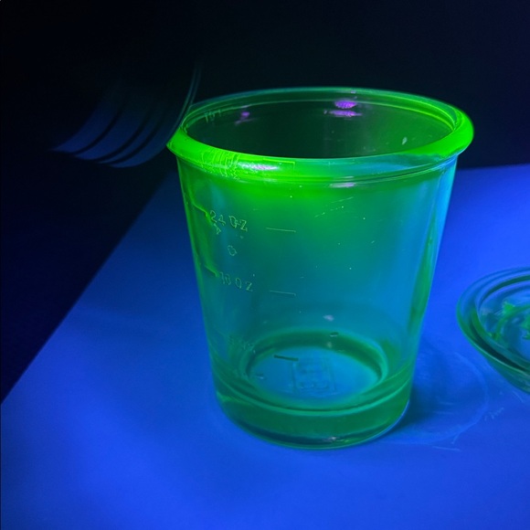 D & B Uranium Glass Juicer with 4 cup Measuring Cup Depression Glass Vintage - Picture 10 of 11